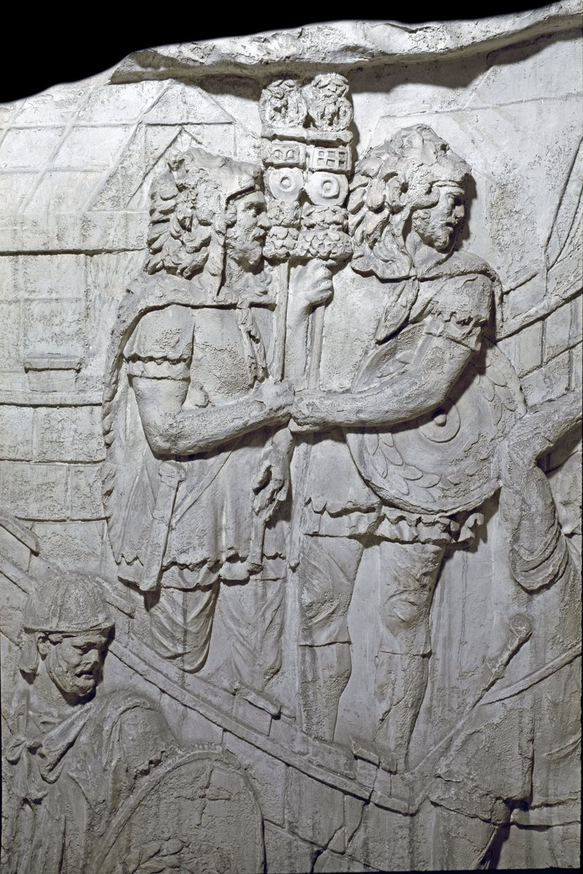 罗马艺术：“携带罗马鹰（Aquiliferes）的勇士”1862年模具，复制了图拉真皇帝（53-117）统治时期在罗马建造的图拉真柱（柱图拉真）（Colonna Traiana）的浅浮雕 . Trajane 专栏纪念 作者 罗马罗马