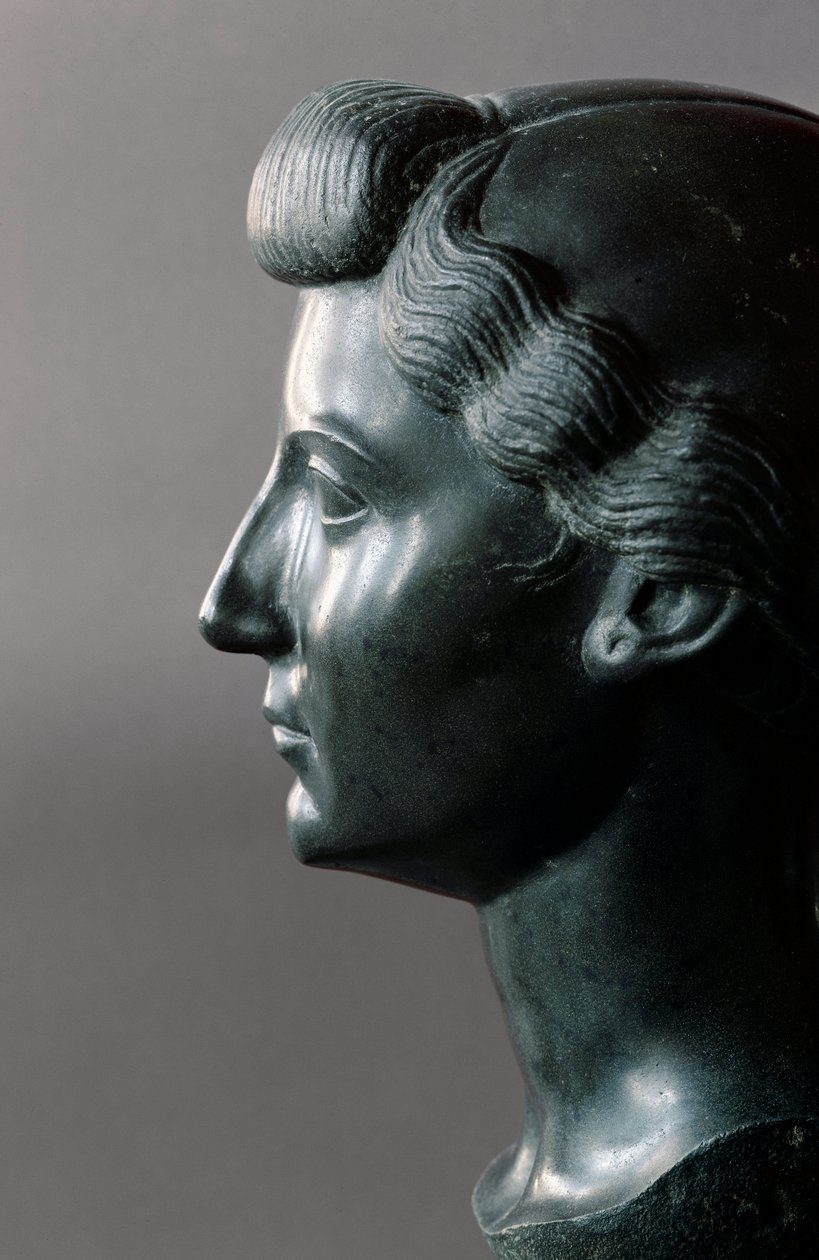 罗马艺术：罗马皇帝奥古斯都（Octavian，屋大维或拉丁语Gaius Julius Caesar Octavianus）（公元前61年-公元14年）的妻子利维亚（Livia Drusilla Augusta）的半身像。公元前31年。玄武岩雕塑。Dim.0,32m.卢浮宫博物馆，巴黎 作者 罗马罗马