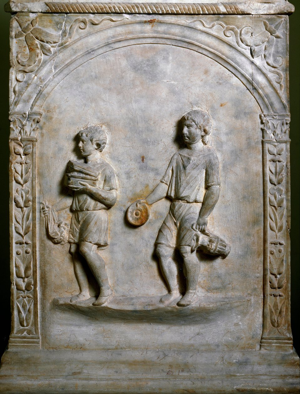 罗马艺术：墓葬祭坛描绘了两个仆人提着祭品。 低缓解。 罗马, Museo Nazionale Romano 作者 罗马罗马