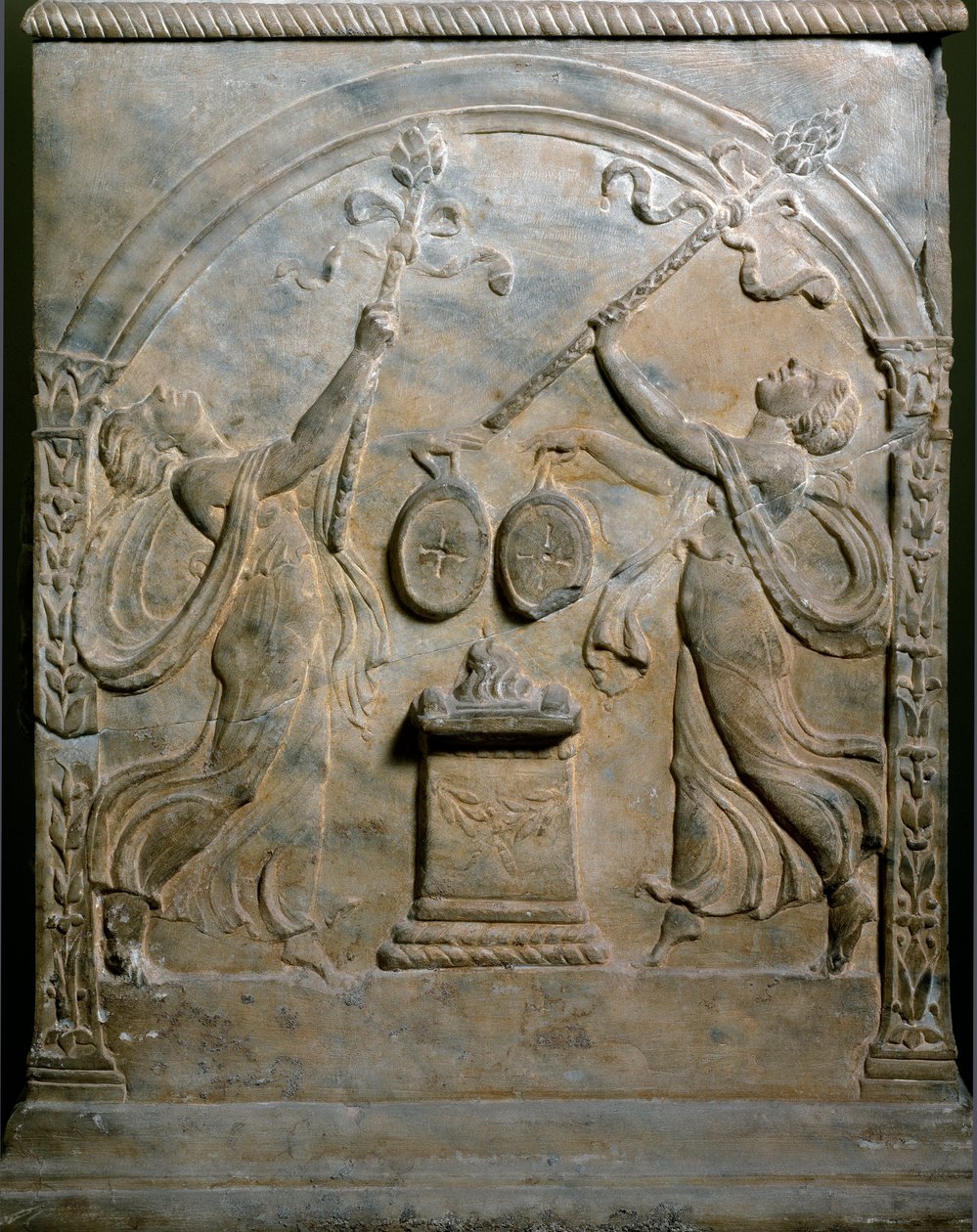 罗马艺术：葬礼祭坛代表两个跳舞的门廊。 低缓解。 罗马, Museo Nazionale Romano 作者 罗马罗马