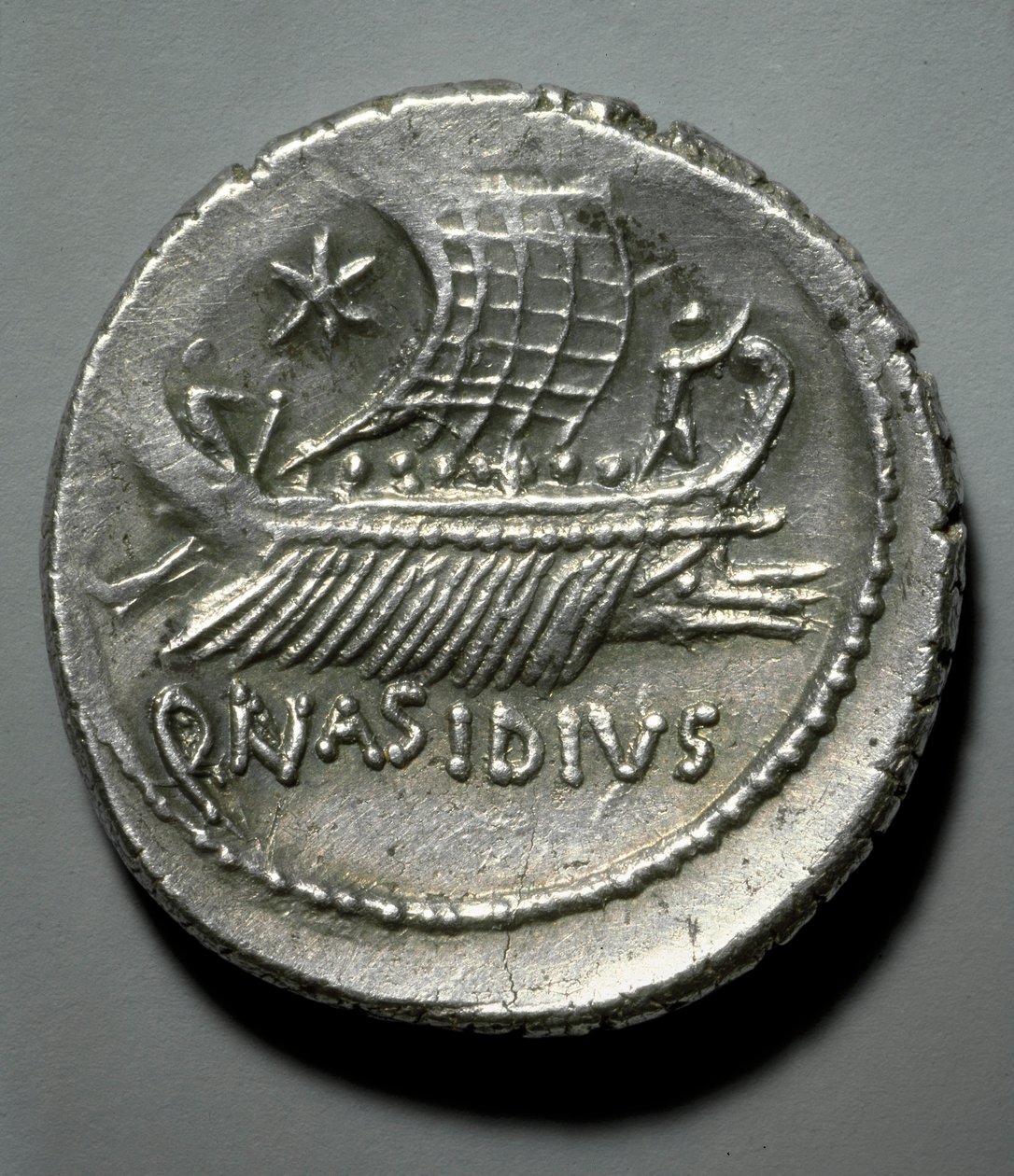Roman art: silver coin depicted by a galley equipped with a system to overthrow enemy ships. Paris, B.N. Cabinet des Medailles 作者 罗马罗马