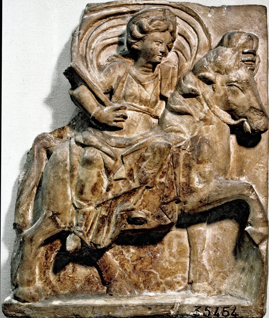 罗马艺术：女神 Epona，高卢血统的神，骑士和旅行者的守护神。 在奥弗涅 (Auvergne) 的甘纳特 (Allier) 发现的石灰石碑。 圣日耳曼昂莱。 国家文物博物馆， 作者 罗马罗马