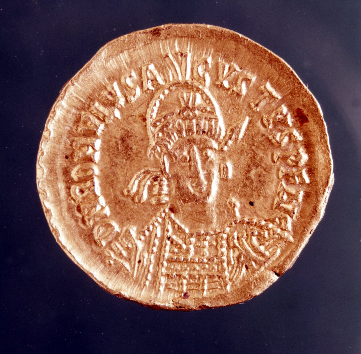 罗慕路斯·奥古斯都（Romulus Augustule），拉丁文弗拉维乌斯·罗慕路斯·奥古斯都（或罗慕路斯·奥古斯都（Romulus Augustulus），约 460 - 511 年），西方最后一位罗马皇帝。 硬币上的肖像，5 世纪 作者 罗马罗马