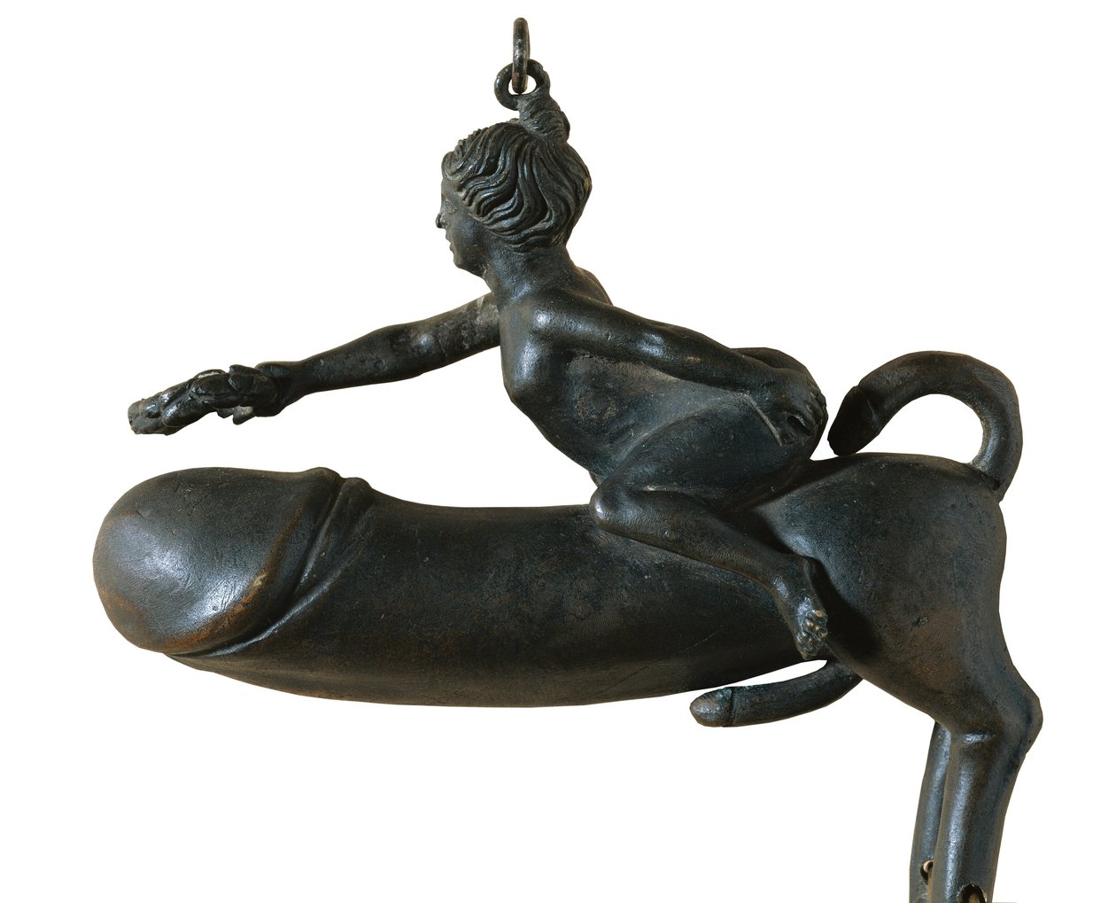 Sasamon Phallus。公元前 1 世纪，有胸部、腿部和尾部的龟头形状的动物，由一位戴着月桂花环的女性骑乘。防止邪眼的护身符。罗马艺术。帝国早期。青铜雕塑。西班牙。加泰罗尼亚。巴塞罗那。巴塞罗那。加泰罗尼亚考古博物馆 作者 罗马罗马