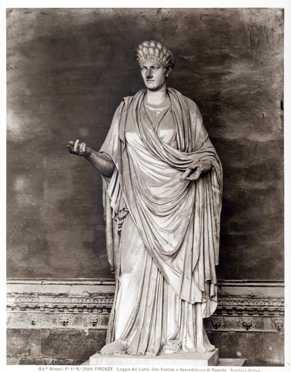 Statue of a Vestal Virgin or Priestess of Romulus (marble) (b/w photo) 作者 罗马罗马