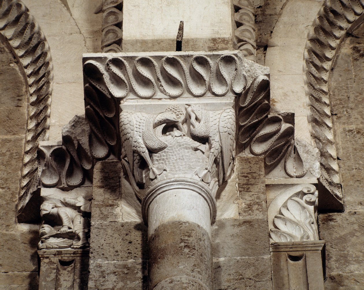 Birds eating fish and worms (carved capital) 作者 罗马式