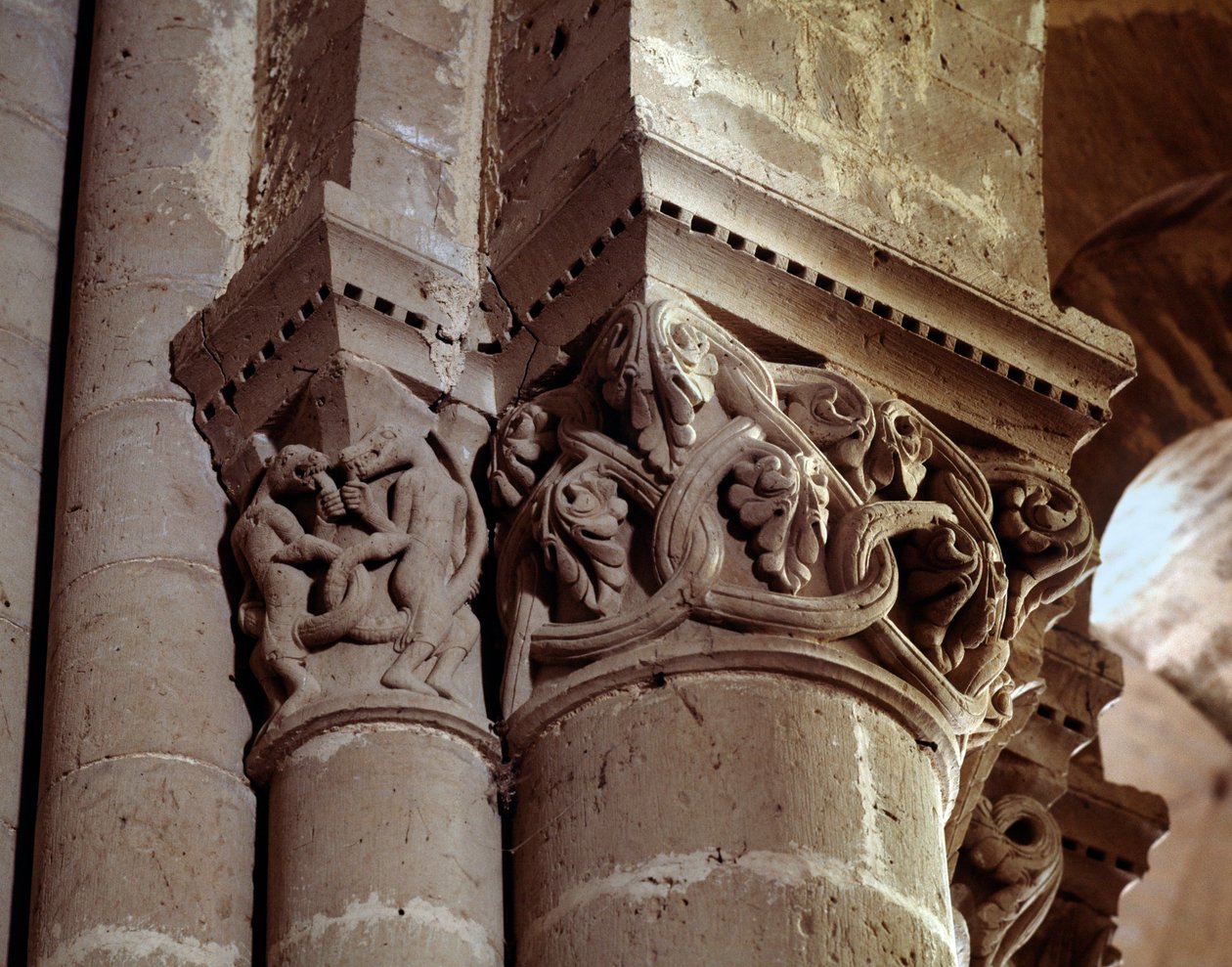 Carved capital of the nave 作者 罗马式