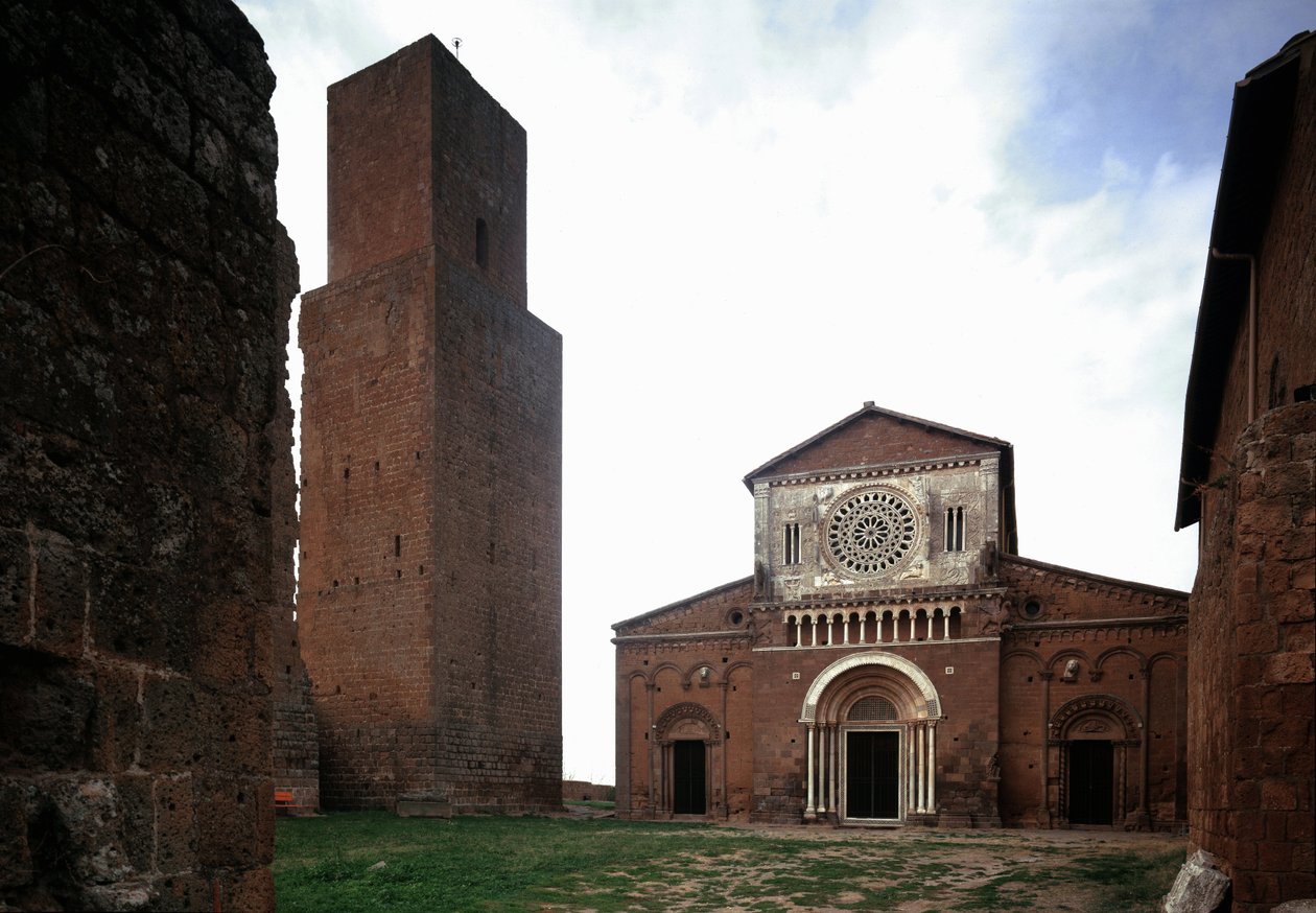 圣彼得教堂（San Pietro）的外墙和尖塔，建于1250年左右，1870年修复，意大利托斯卡纳。 作者 罗马式