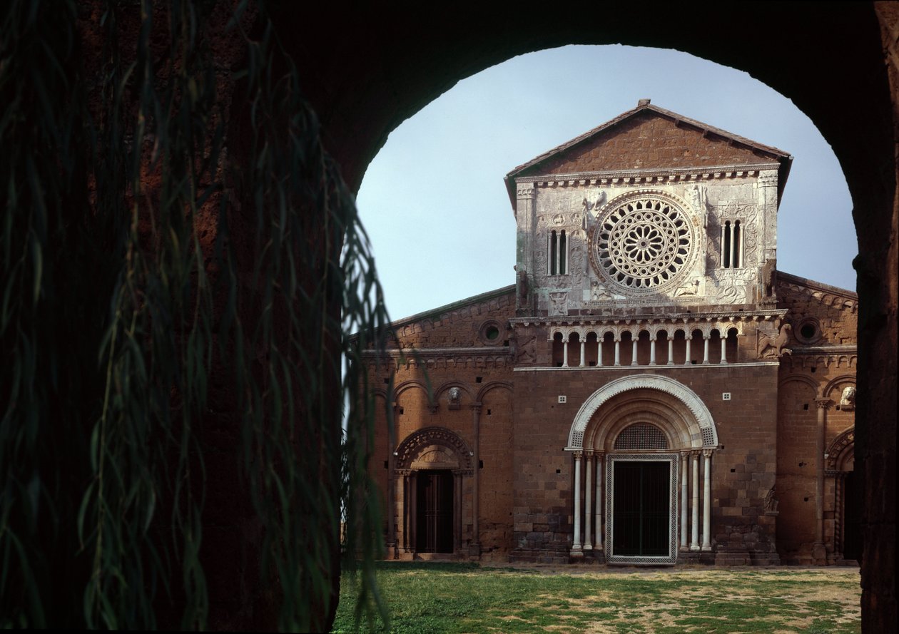 圣彼得教堂 (san Pietro) 的正面，建于 1250 年左右，1870 年修复，意大利托斯卡尼亚 作者 罗马式