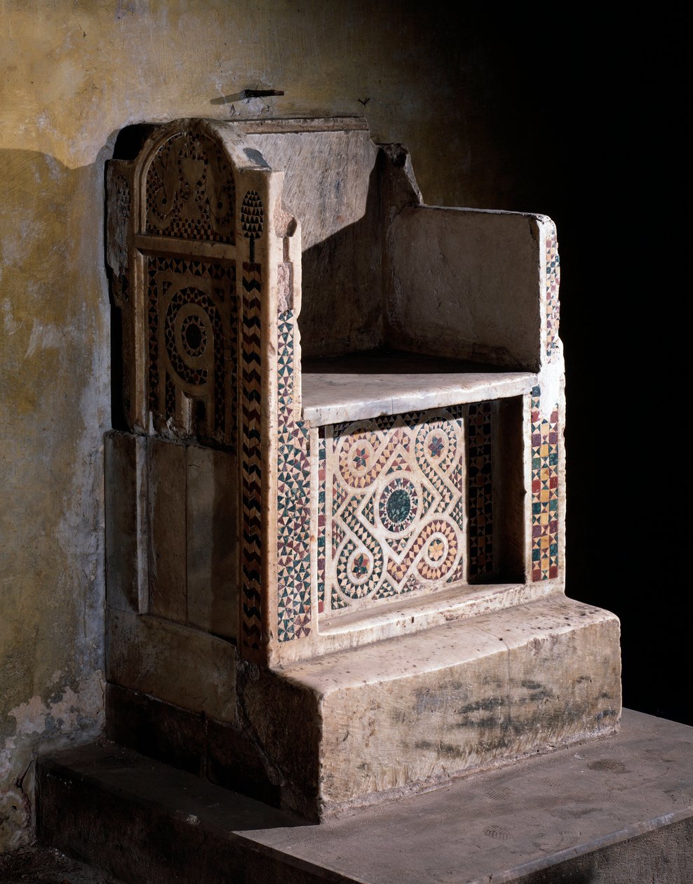 对立教皇克莱门特七世的大理石和马赛克椅子，cosmatesque 风格 作者 罗马式