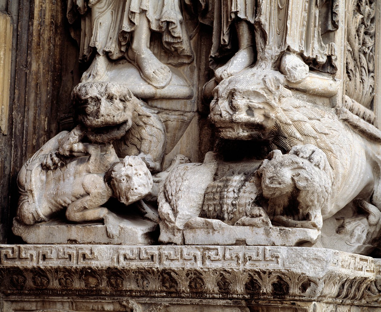 Monsters. Carved support of a column 作者 罗马式