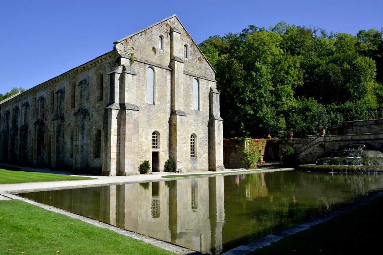 Romanesque architecture: exterior view of the forge of the Cistercian abbey of Fontenay, Burgundy, late 12th century (Abbey of Fontenay, Burgundy, France: the forge, end 12th Century) 作者 罗马式