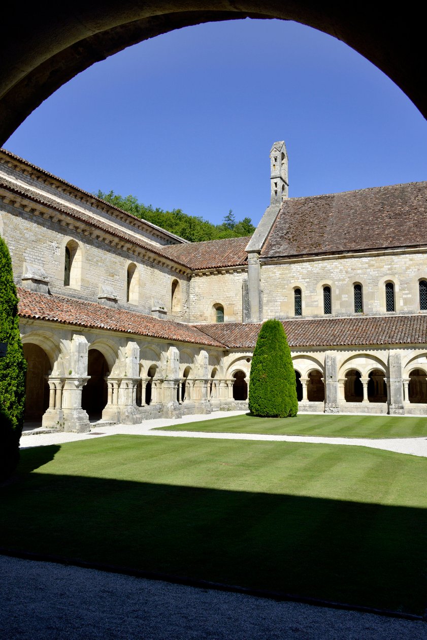 Romanesque architecture: view of the cloitre and the buildings of the Cistercian abbey of Fontenay, Burgundy 作者 罗马式