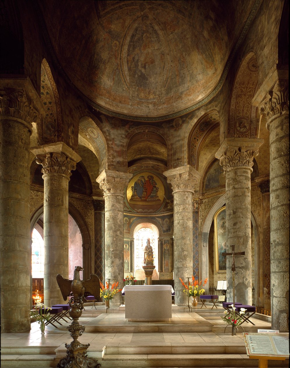 罗马式艺术：巴黎圣母院 (Notre-Dame) la Grand，普瓦捷 (维也纳) 的内景 作者 罗马式