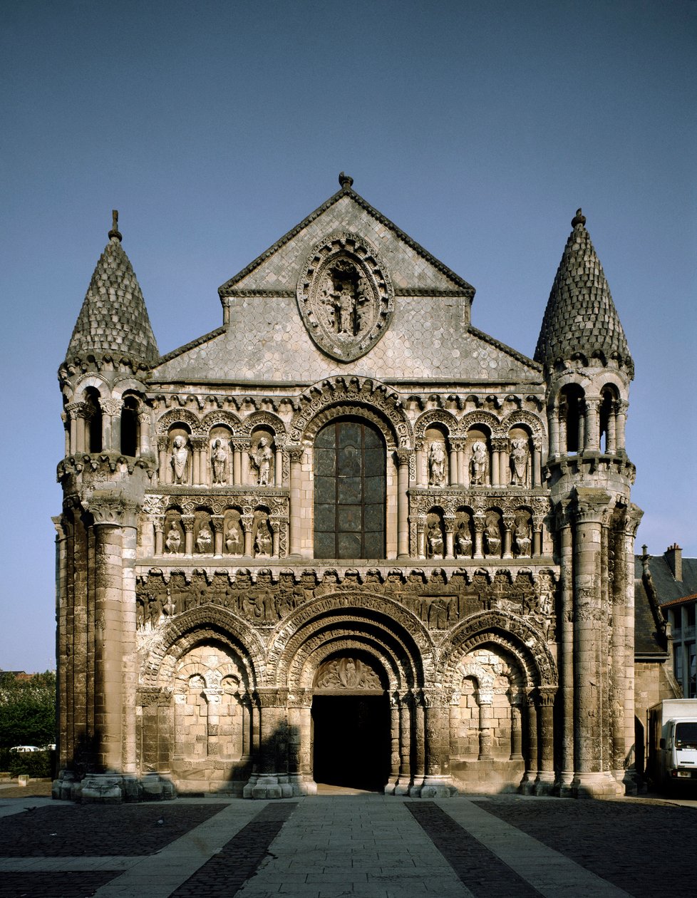 罗马式艺术：巴黎圣母院 (Notre-Dame-la-Grande) 的景色。 12世纪的普瓦捷（维也纳） 作者 罗马式