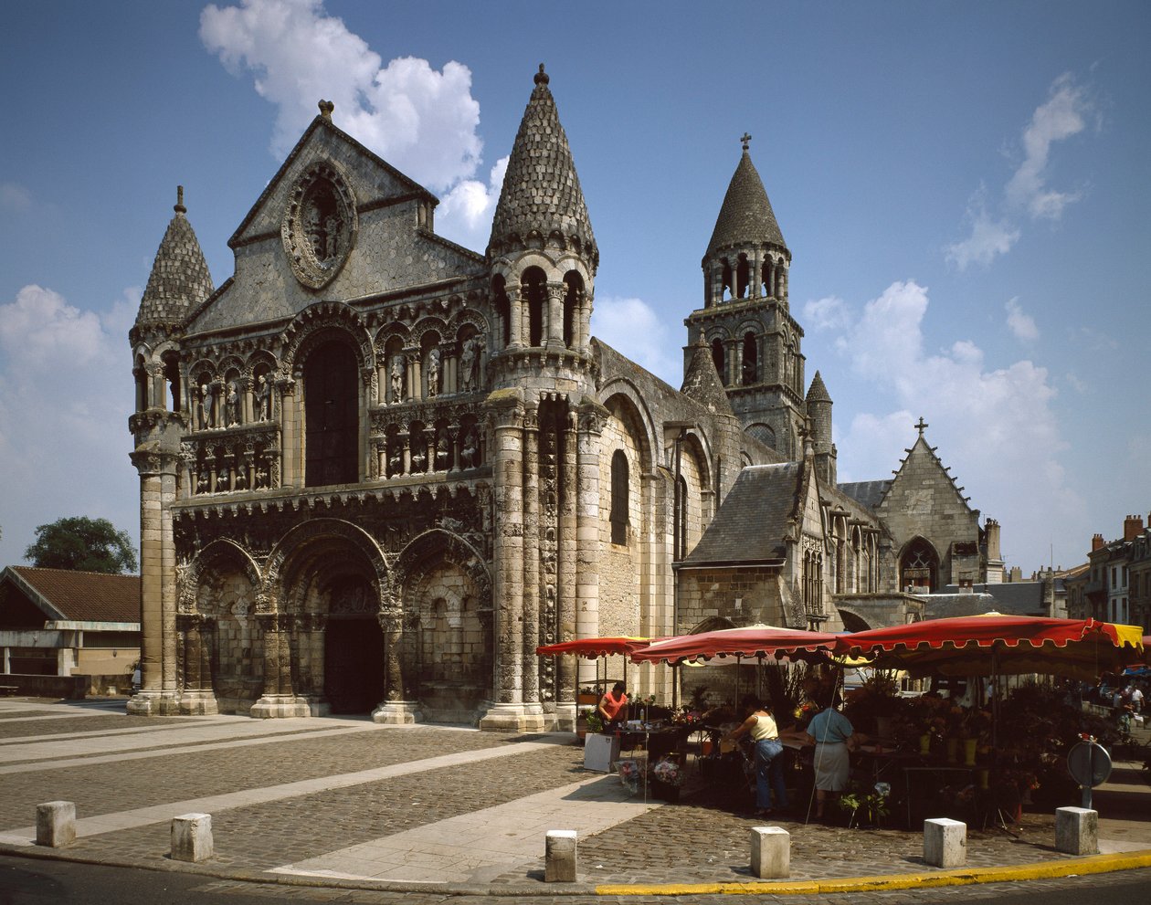 罗马式艺术：巴黎圣母院 (Notre-Dame-la-Grande) 的景色。 12世纪的普瓦捷（维也纳） 作者 罗马式