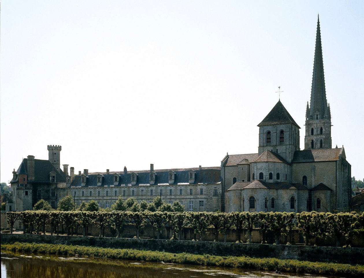 罗马式艺术：建于 11 世纪的 Saint Savin-sur-Gartempe (Saint Savin-sur-Gartempe) 大教堂的景色。 圣萨文，维也纳 作者 罗马式