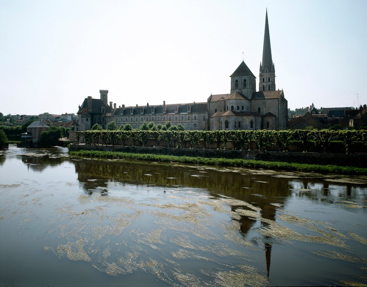 罗马式艺术：建于 11 世纪的 Saint-Savin-sur-Gartempe (Saint Savin sur Gartempe) 修道院的景色。 维也纳圣萨文 作者 罗马式