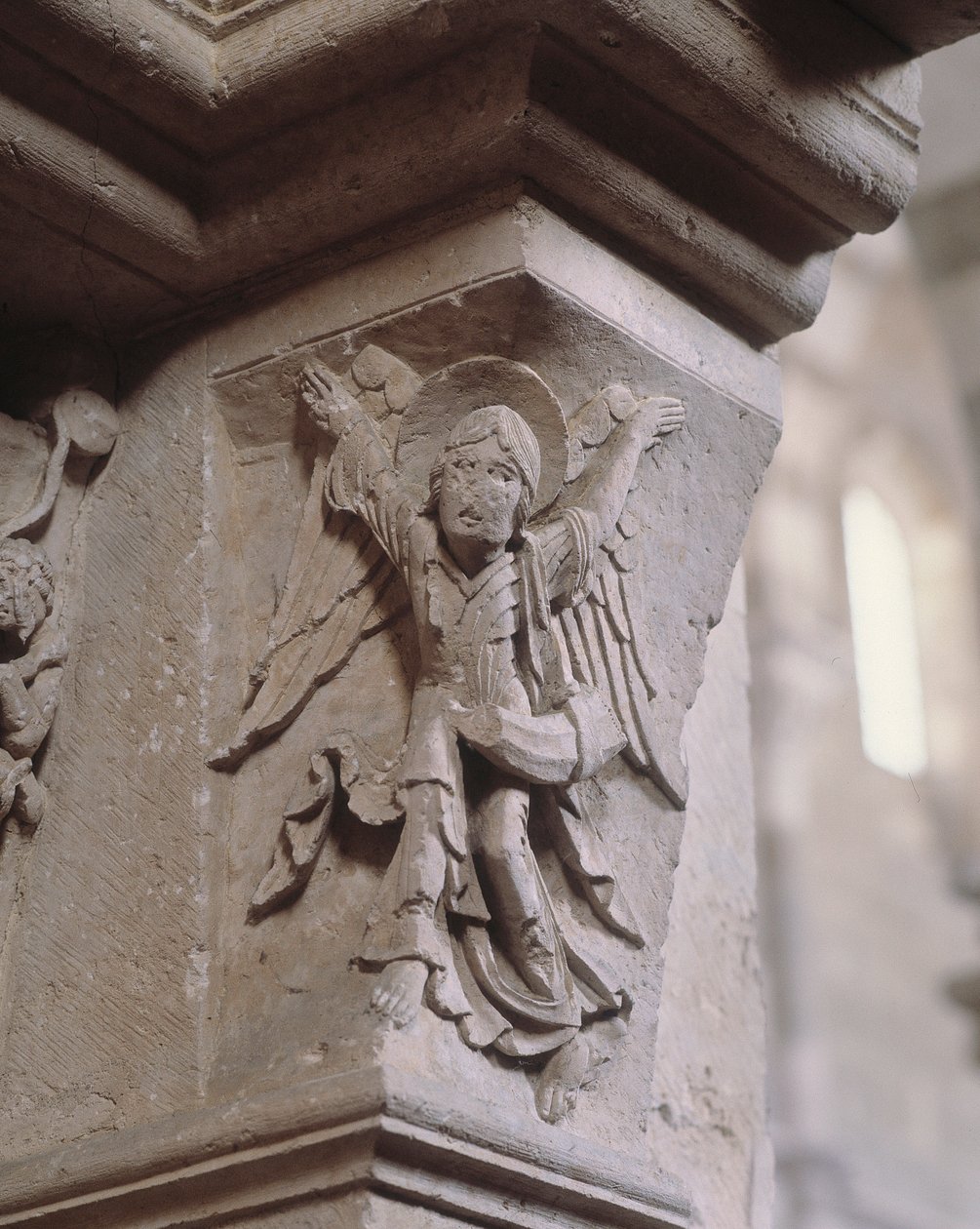 South portal: an angel brings the good tidings (angel with an olifant) (sculpture) 作者 罗马式