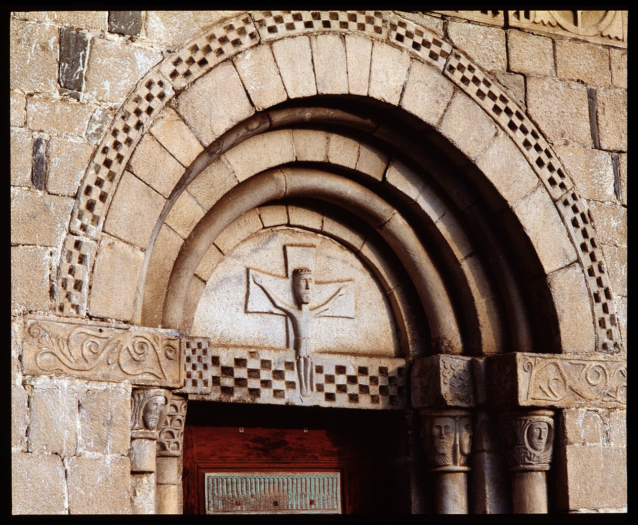 Tympanum of the church 作者 罗马式