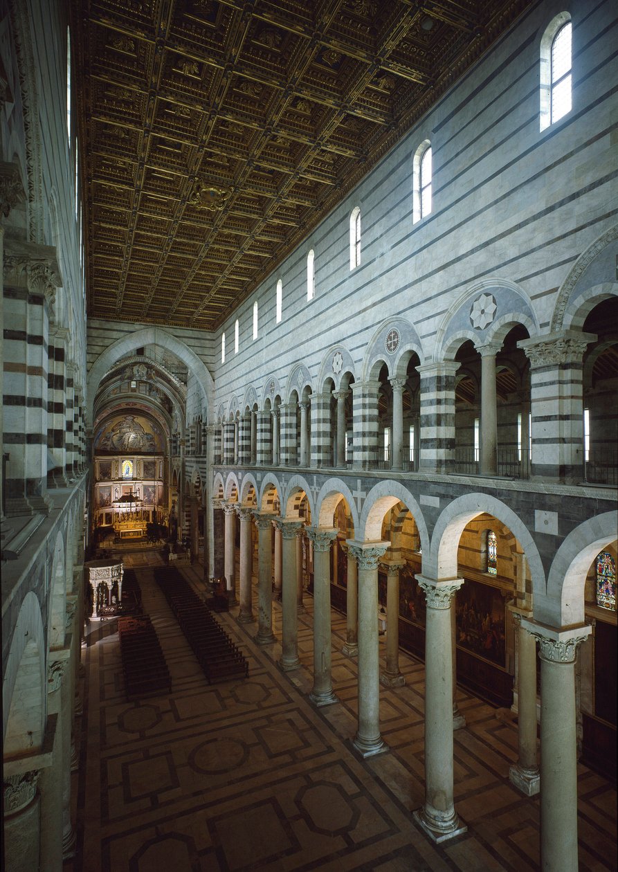 11-12 世纪的比萨大教堂（Duomo di Santa Maria Assunta di Pisa）中央教堂中殿的景色（照片） 作者 罗马式