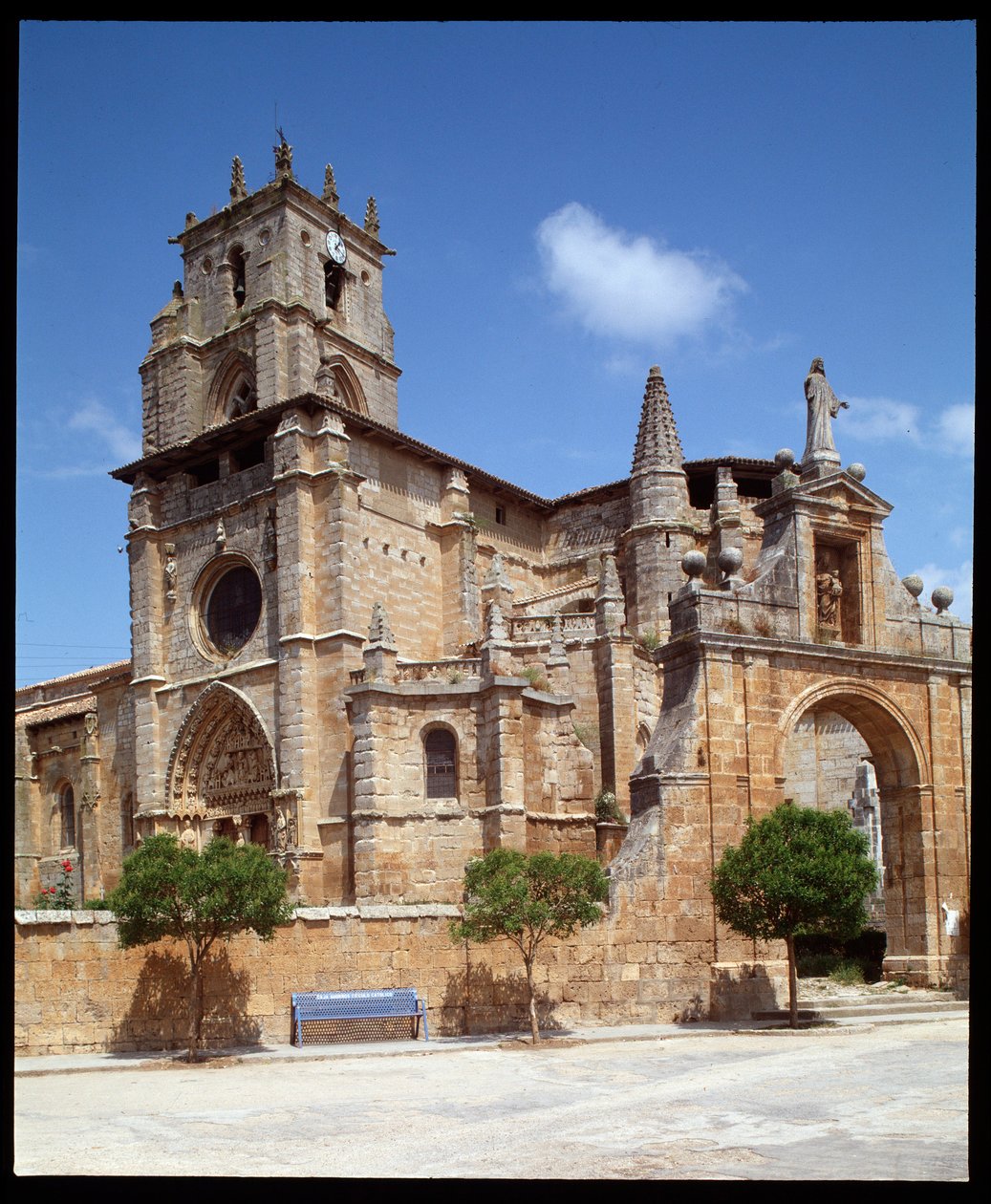 Santa Maria la Real a Sasamon 教堂的景色 作者 罗马式