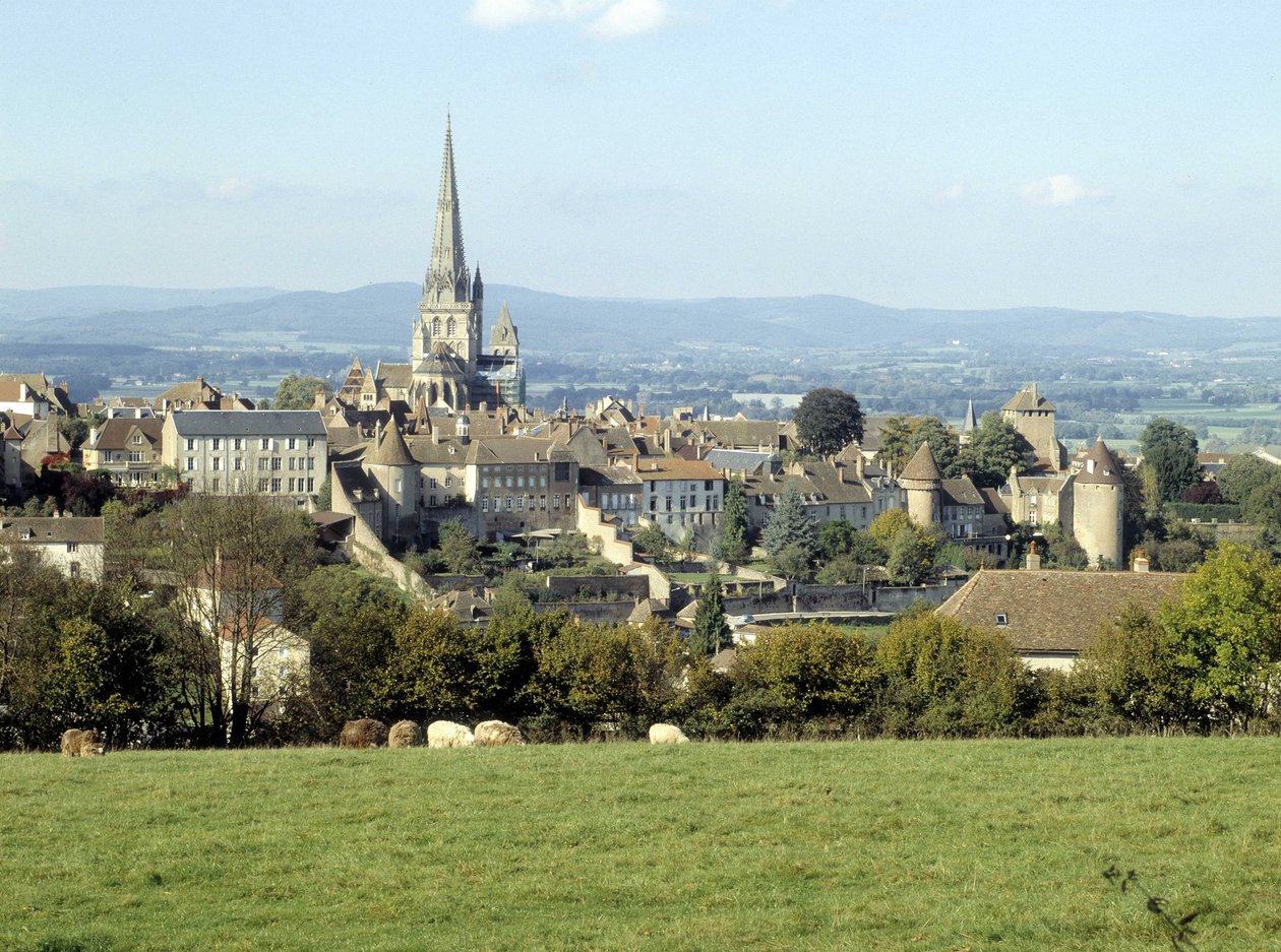Autun 市和圣拉扎尔大教堂（13 世纪的罗马式建筑）的景观。 法国勃艮第的索恩和卢瓦尔河。 作者 罗马式