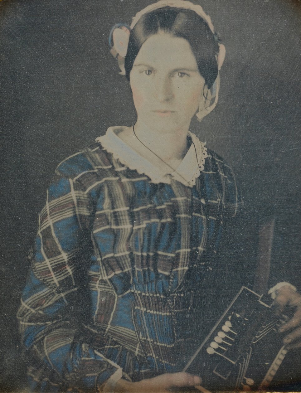 拿着手风琴的女人的达盖尔照相术，1840年代。 作者 罗恩·法桑