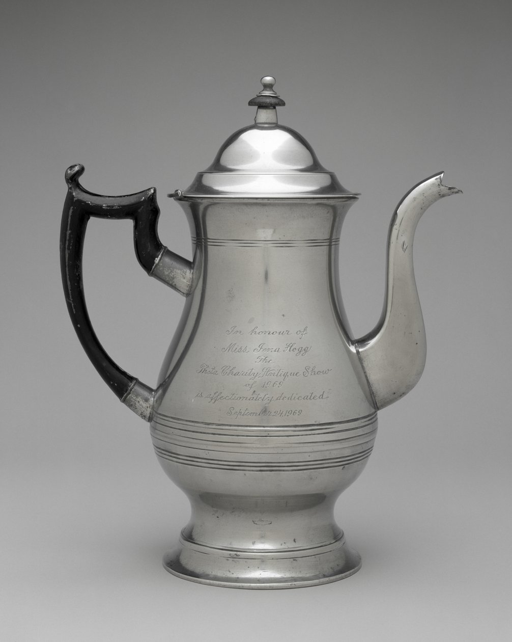 咖啡壶或茶壶，c。 1830-1870（锡，不明木材） 作者 罗斯威尔（袭击）格里森