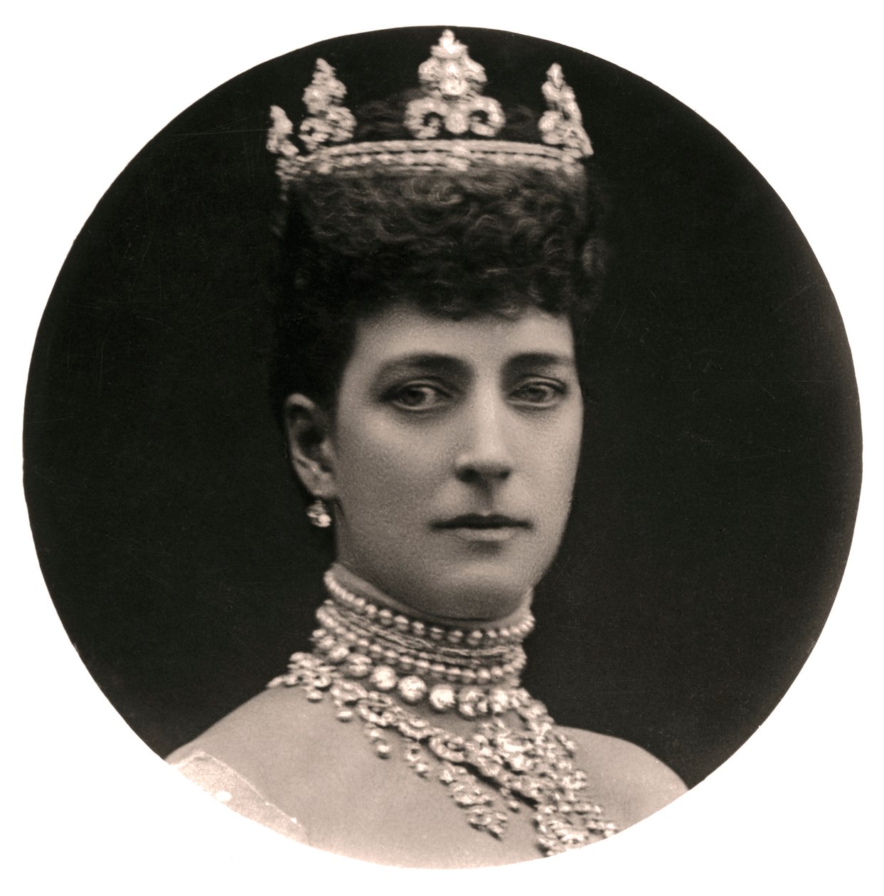 亚历山德拉皇后（Queen Alexandra 1844-1925），爱德华七世国王（King Edward VII）的皇后配偶，十九世纪末。 作者 旋转照片