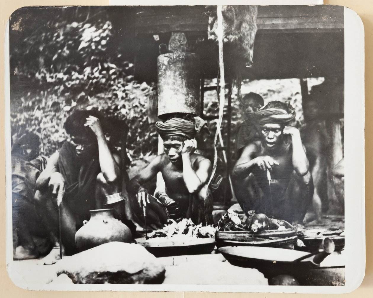 伊富高牧师在举行宗教仪式，1910 年（黑白照片） 作者 罗伊·巴顿