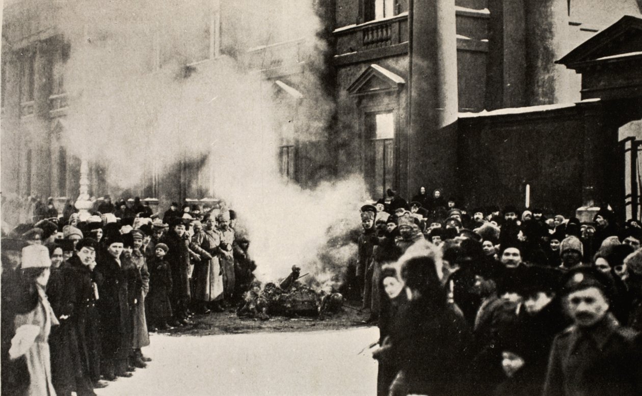 燃烧皇室的标志，1917年 作者 俄罗斯摄影师