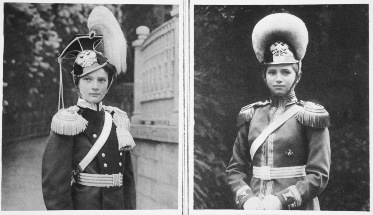 俄罗斯Uhlans上校：大公夫人塔蒂亚娜和俄罗斯马手榴弹兵上校：大公夫人玛丽，来自“画报”战争新闻（棕褐色照片） 作者 俄罗斯摄影师