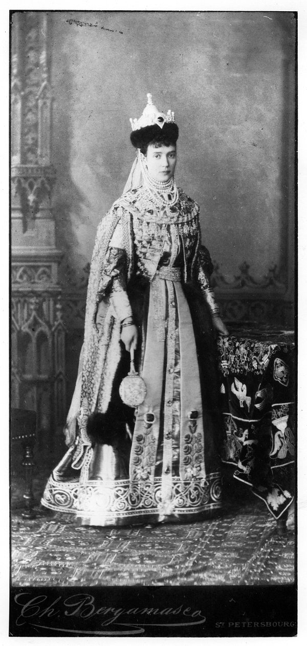 Maria Feodorovna穿着传统的俄罗斯服装，1860年代 作者 俄罗斯摄影师