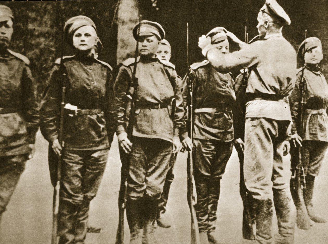 1917年第一届俄罗斯妇女死亡营的成员（棕褐色照片） 作者 俄罗斯摄影师