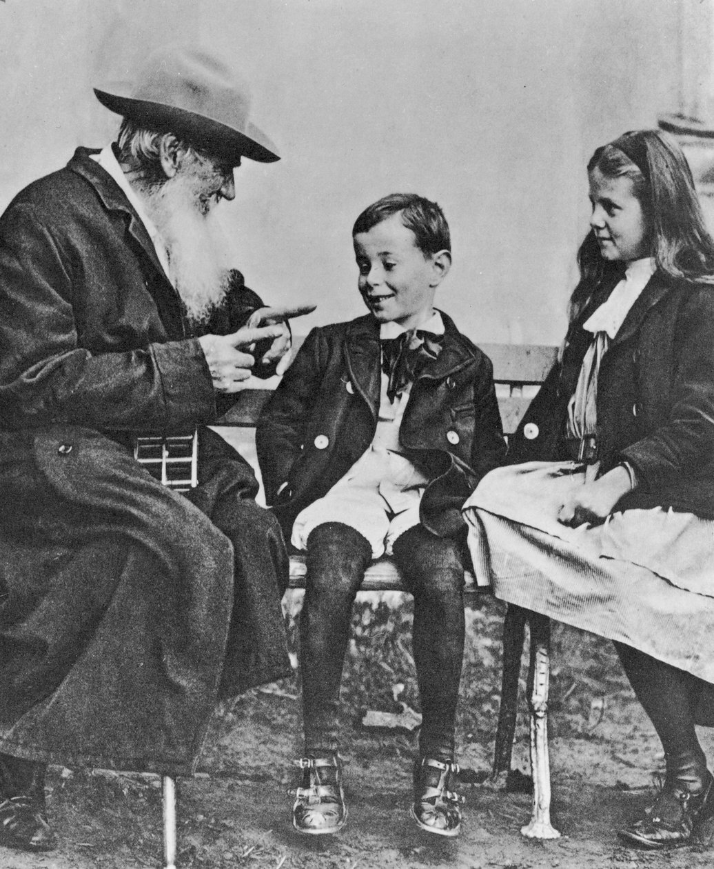 Lev Nikolaevich Tolstoy（1828-1910）与他的孙子们一起的肖像（另见105767） 作者 俄罗斯摄影师
