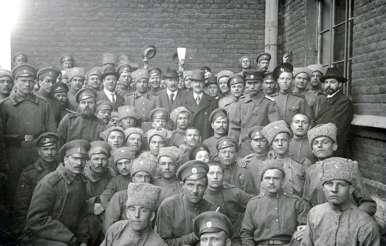 Volinsky部队的士兵与士官TL Kirpichnikov以及英国圣彼得堡工人协会的代表，1917年2月 作者 俄罗斯摄影师