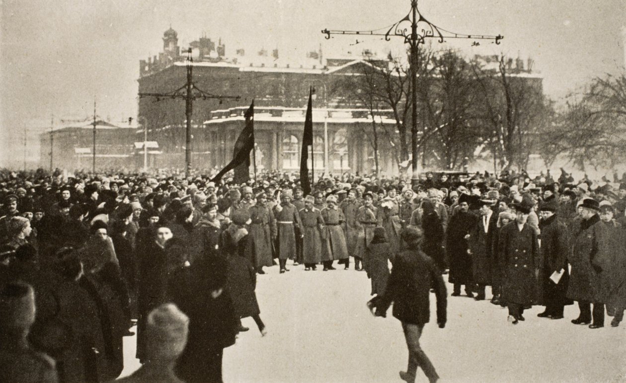 1917年3月，带着红旗的士兵在涅瓦大街上引领着巨大的人群 作者 俄罗斯摄影师