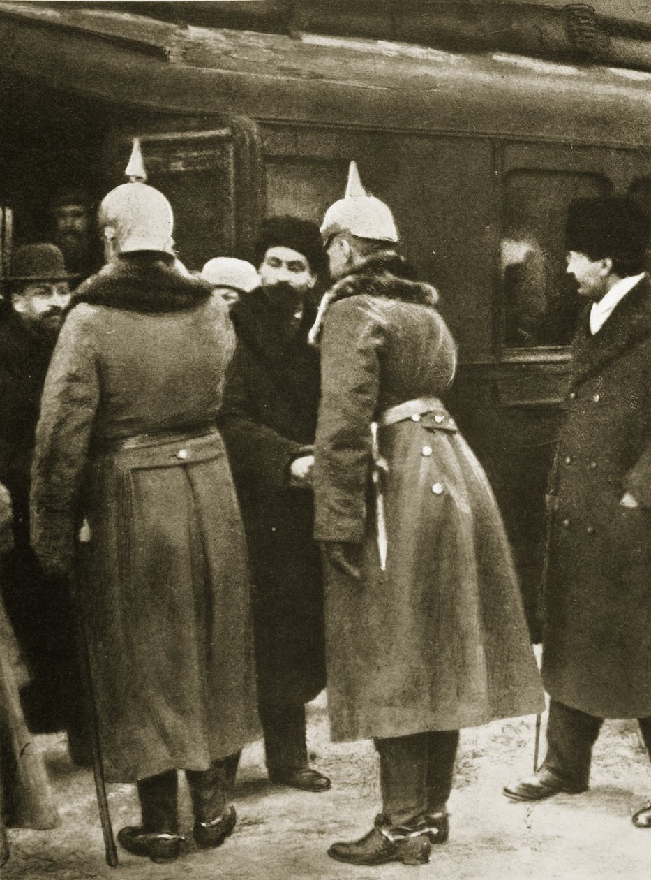 托洛茨基和俄罗斯代表于1917年12月在布列斯特利托夫斯克受到德国官员的欢迎（sepia photo） 作者 俄罗斯摄影师
