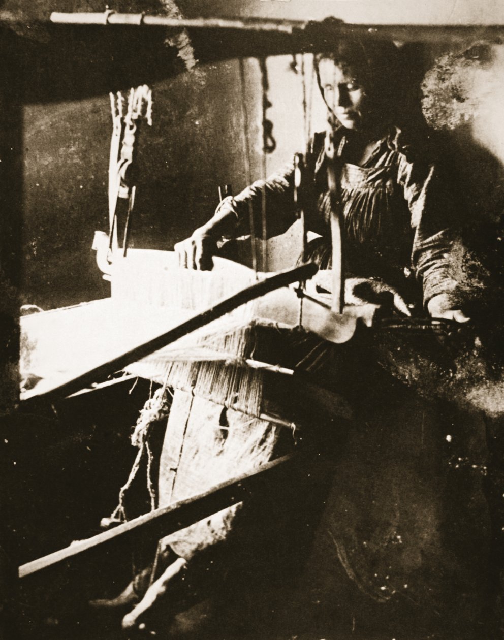 女人在织机，中伏尔加，c.1885（棕褐色照片） 作者 俄罗斯摄影师