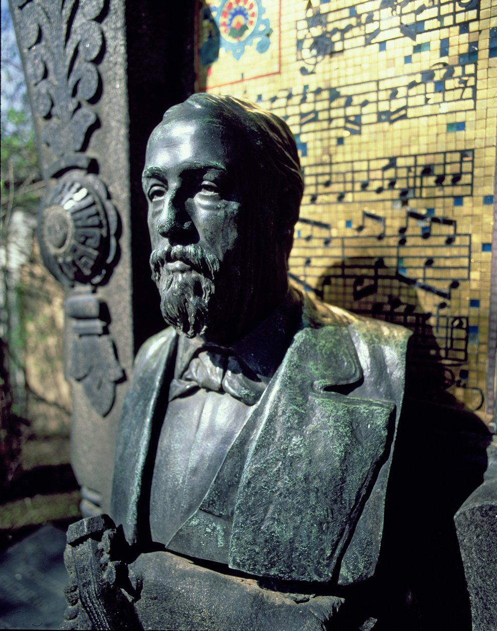 亚历山大·鲍罗丁（1833-87）的肖像半身像从他的墓（青铜） 作者 俄语学校