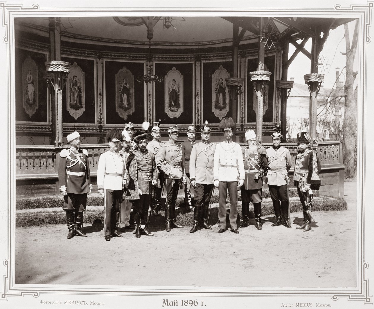 沙皇尼古拉斯二世（1868-1918）站在宫殿的花园亭内，与他的一群男性支持者，c.1896 作者 俄语学校