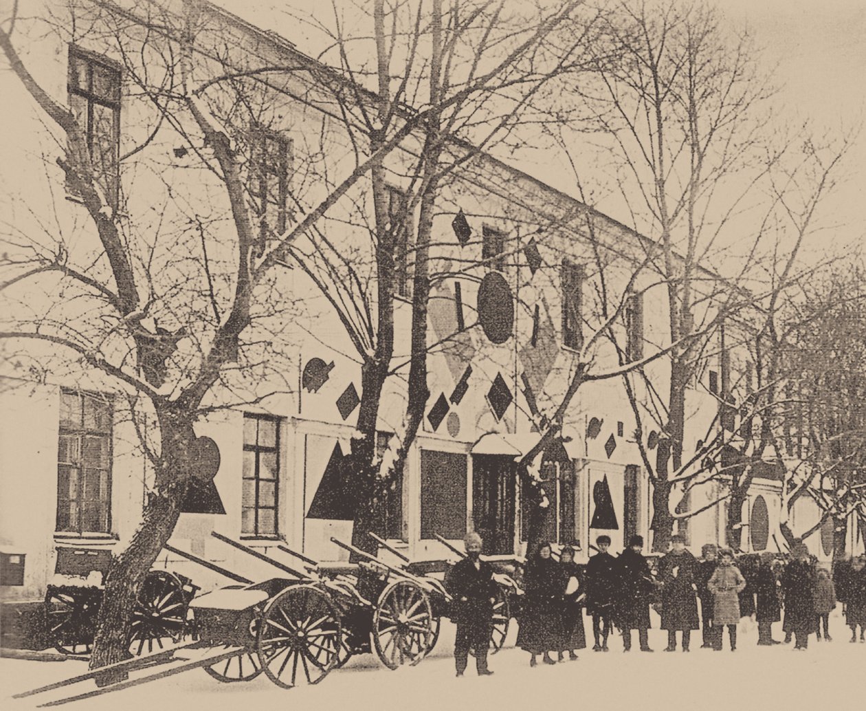 马列维奇和艺术学校的学生装饰维捷布斯克的白色兵营，1919 年 12 月（黑白照片） 作者 俄罗斯摄影师