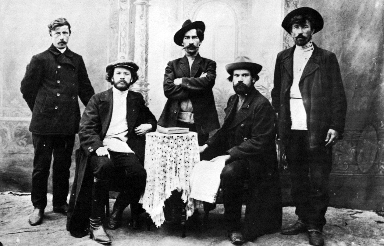 俄罗斯恐怖组织Narodnaya Volya的成员，约1870-80（黑白照片）。 作者 俄罗斯摄影师