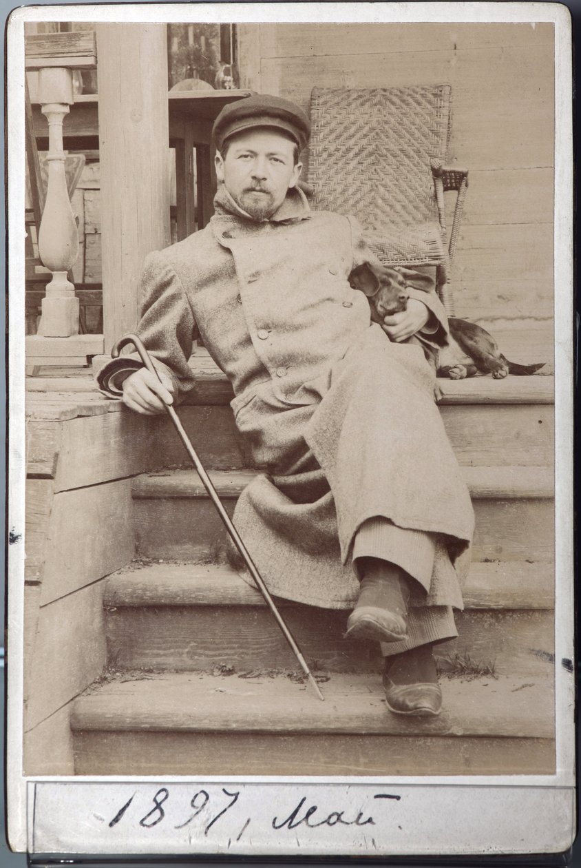安东-契诃夫和她的狗希娜的肖像，1897年5月在契诃夫庄园的梅利霍沃（Melikhovo）（相册照片）。 作者 俄罗斯摄影师