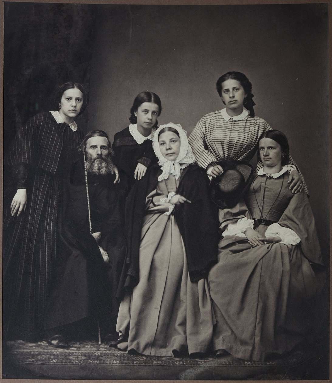 作家兼词典编纂者弗拉基米尔-达尔（Vladimir Dahl，1801-1872 年）与家人（妻子叶卡捷琳娜-利沃夫娜-索科洛娃（Ekaterina Lvovna Sokolova，1819-1872 年）和女儿们）的肖像，佚名。照片 作者 俄罗斯摄影师