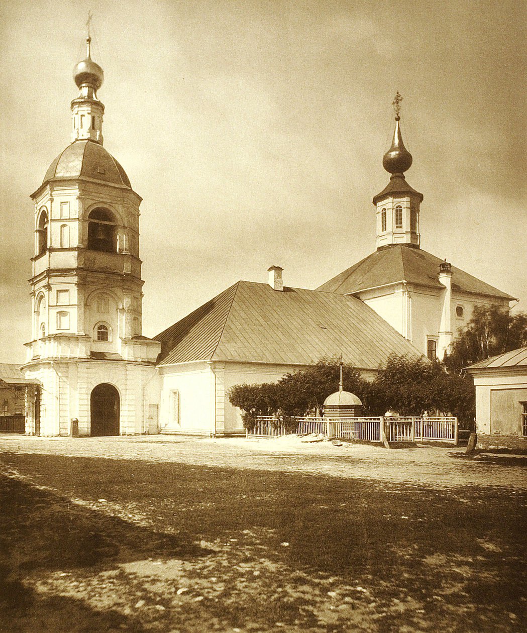莫斯科阿尔巴特的三位一体生命之源教堂（eglise de la Trinite source de vie）。Albumin 照片 作者 俄罗斯摄影师