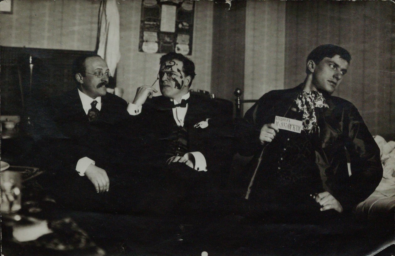 Vladimir Mayakovsky（右）与David Burlyuk（中）和Andrei Shemshurin，1914年，莫斯科 作者 俄罗斯摄影师