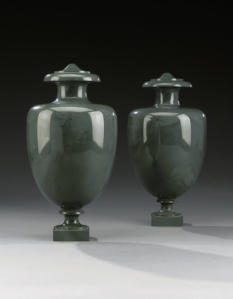 一对卡尔坎花瓶，彼得霍夫，约1800年 作者 俄语学校