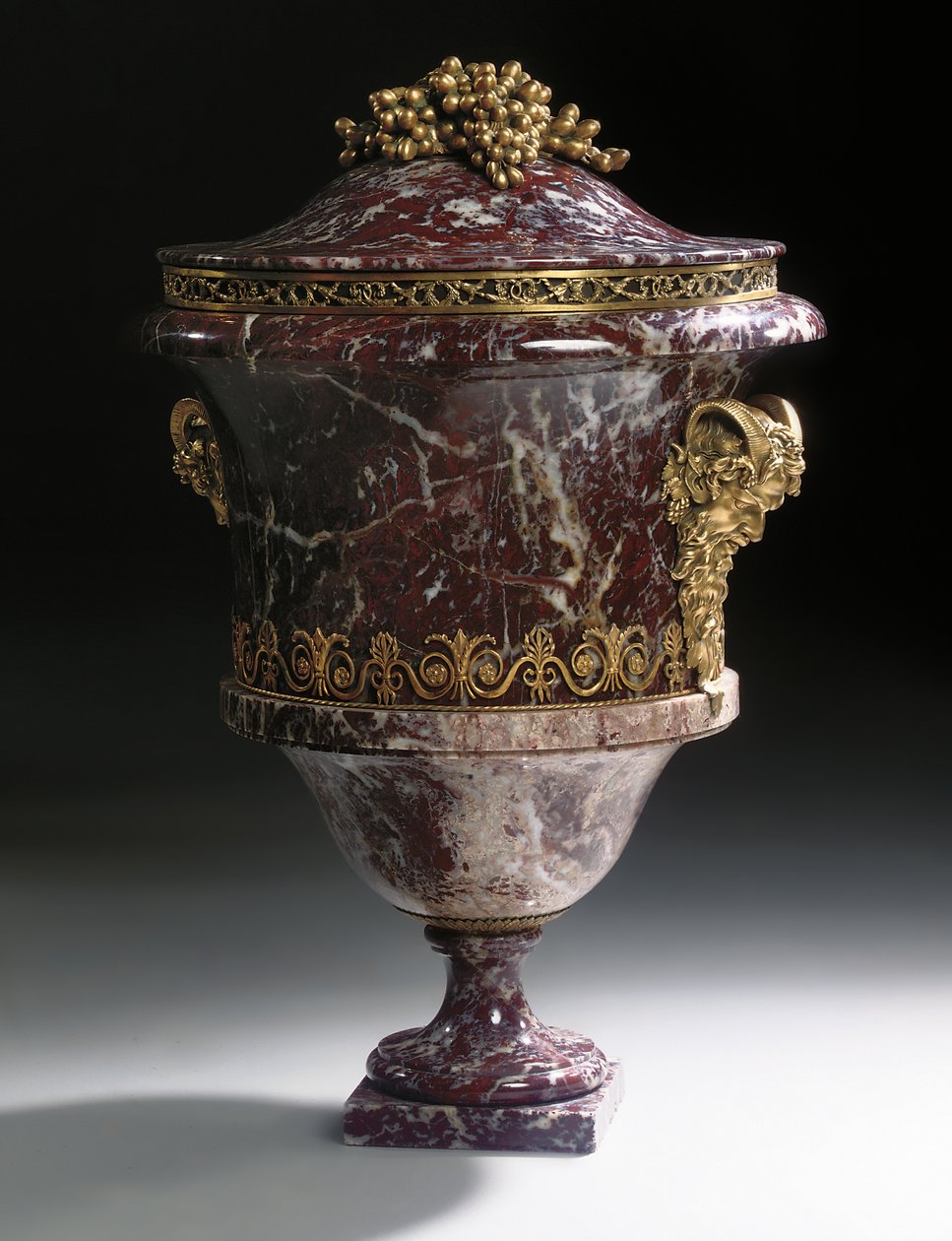 一对花瓶，约1790年 作者 俄语学校